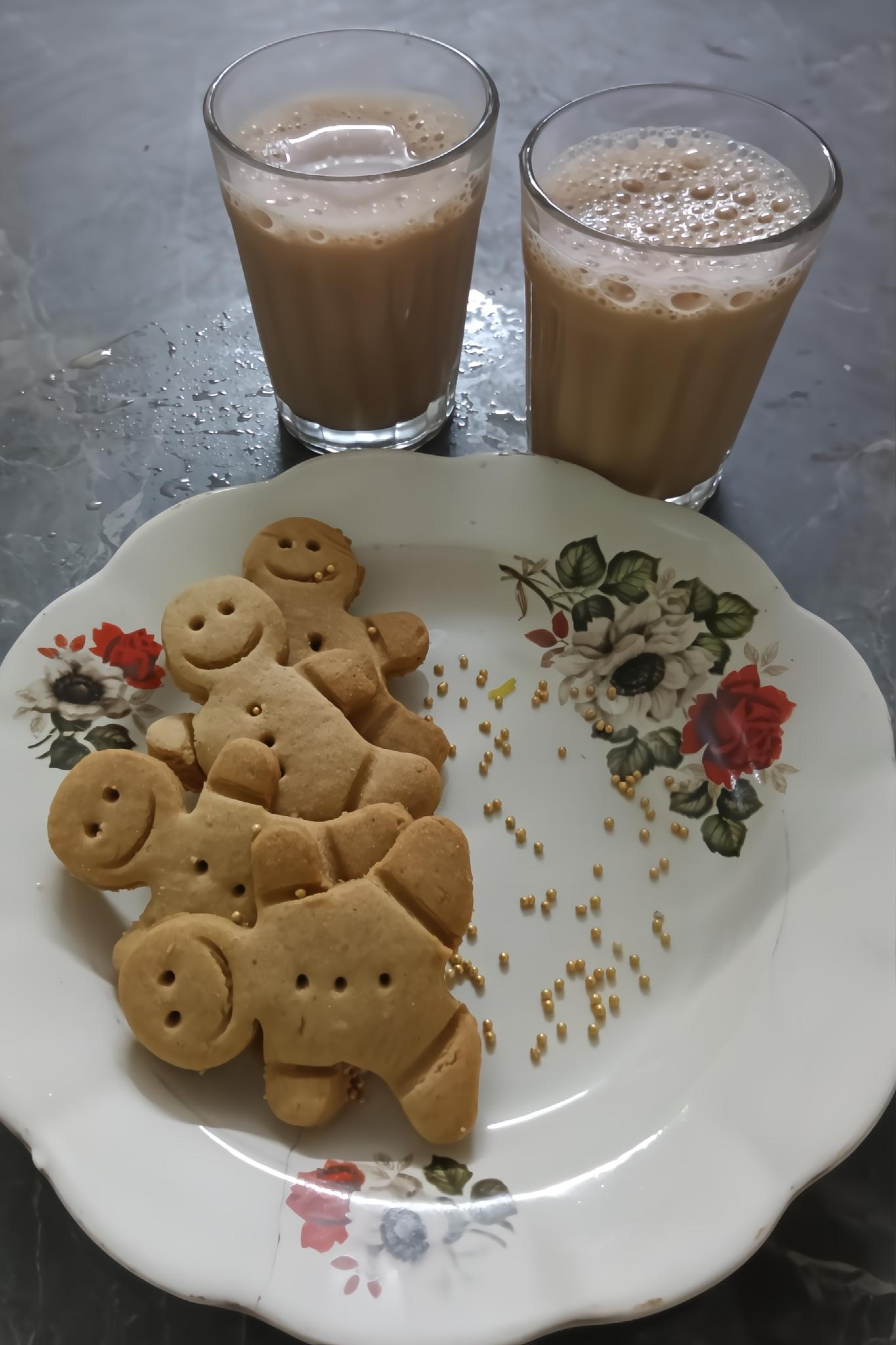 Smiley Gingerbread Tea-Time Cookies